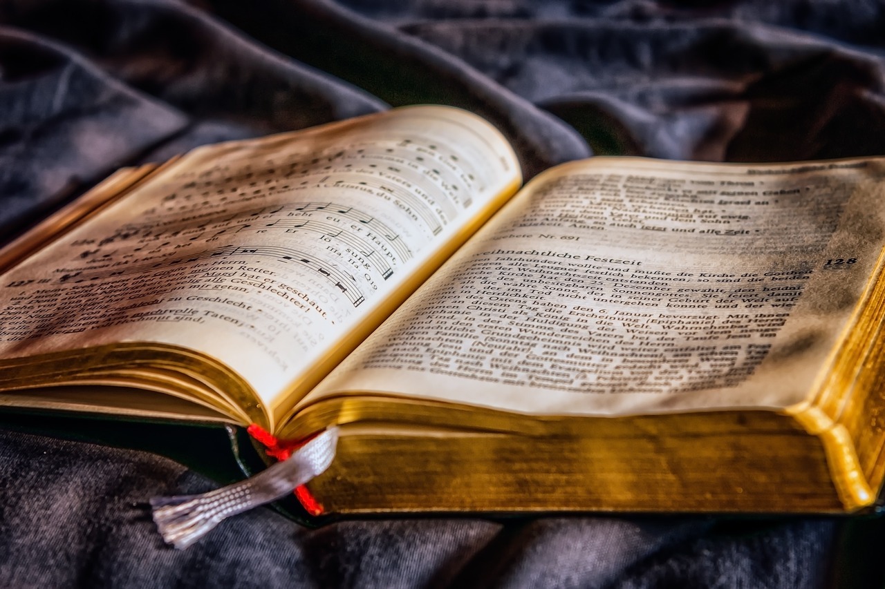 #13 Braucht der Mensch noch Religion? 9 Tama66 pixabay altes buch