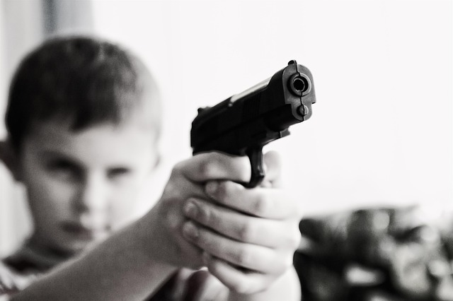Kind mit Waffe